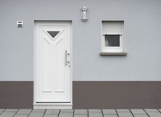 Modernisierte Fassade eines Wohnhauses in blaugrau Modernisierte Fassade eines Wohnhauses in blaugrau