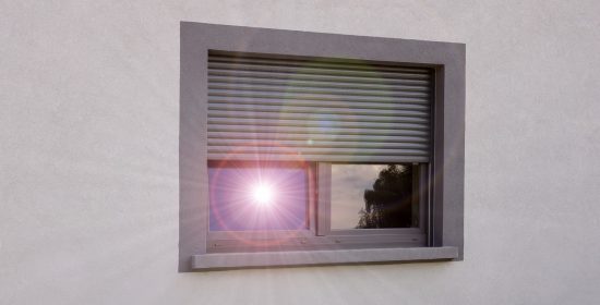 Hitzeschutz durch Rollladen und Fenster mit sich spiegelnde Sonne Hitzeschutz durch Rollladen und Fenster mit sich spiegelnde Sonne