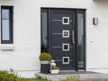 Moderne graue Haustr und Glas